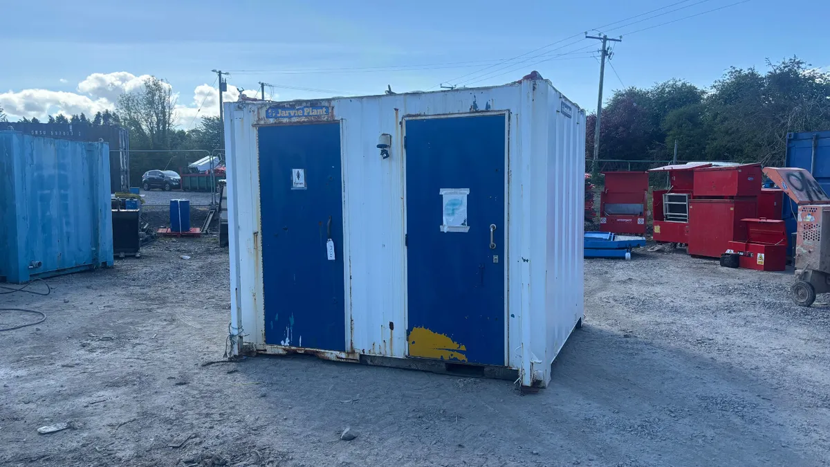 Twin Bathroom Toilet Unit - Image 1