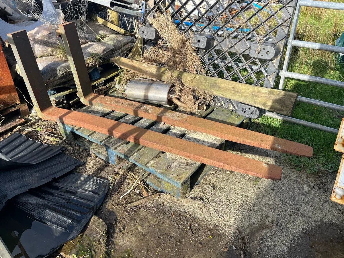 Forklift forks+tyres - Image 1