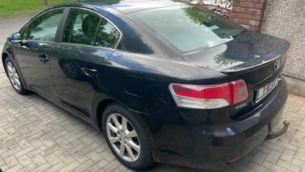 Toyota Avensis 2011 - Image 2