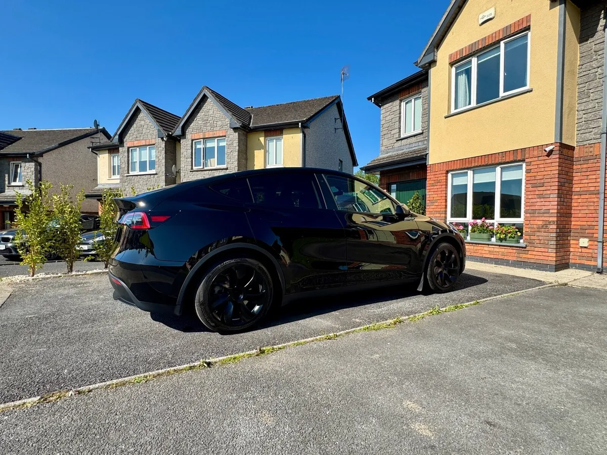 Tesla Model Y 2023 - Image 3