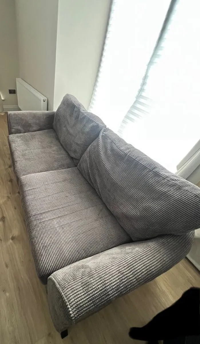 Immaculate 4 Seater Sofa/Couch - Image 2