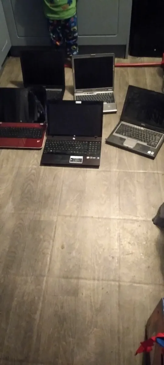 5 laptops maybe for parts price too sell read add - Image 4