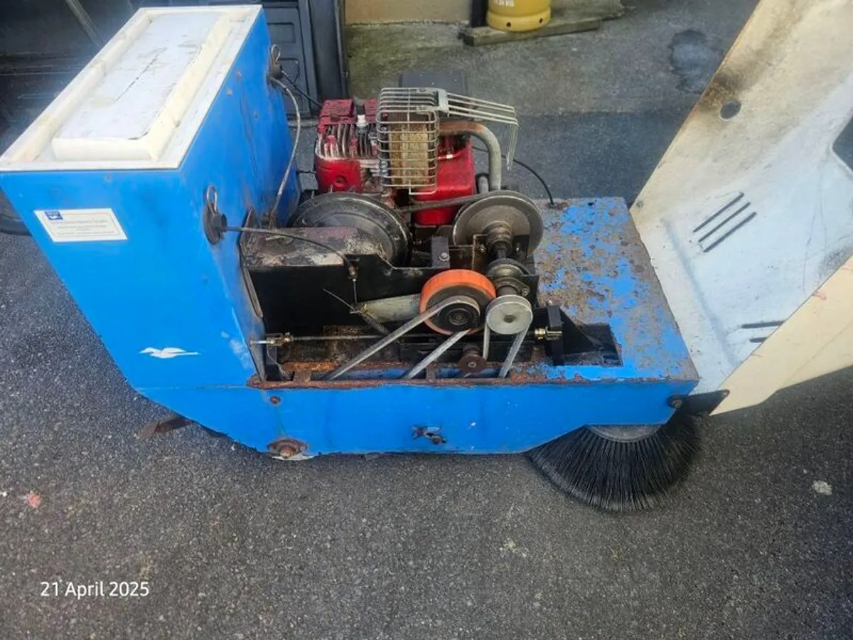 sweeper , self propelled - Image 2