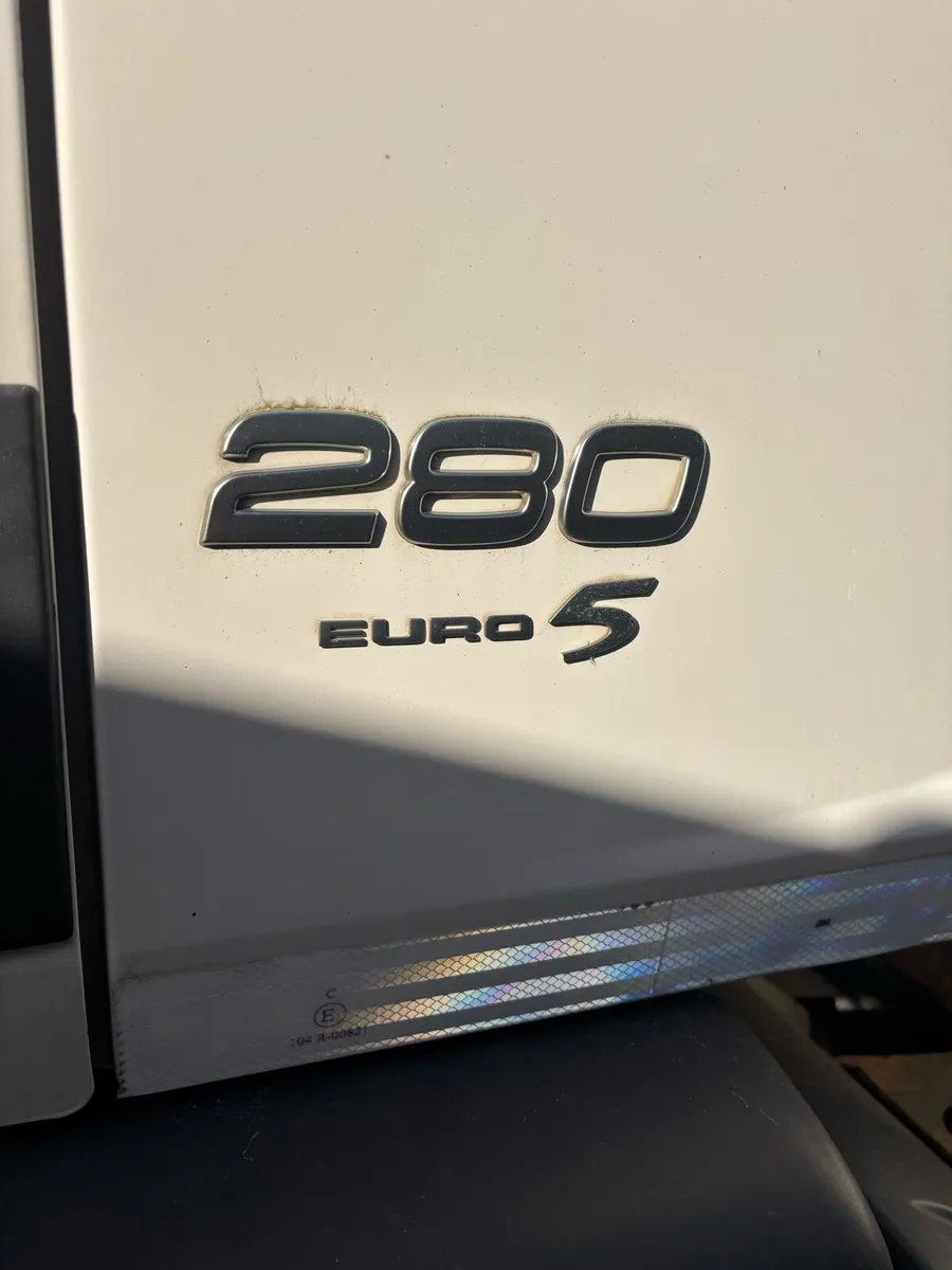 Volvo FE 280 with tail lift - Image 3