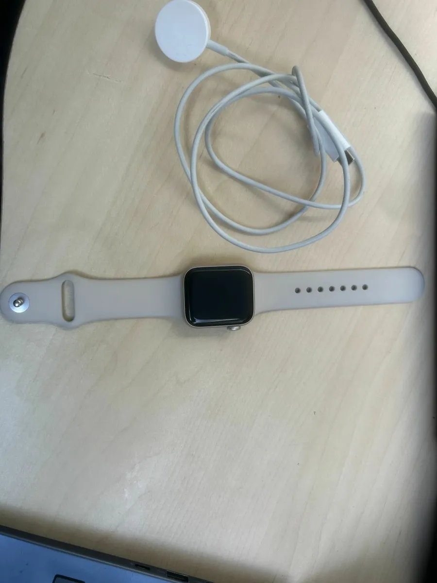 Apple Watch SE 40mm Aluminium + Charger - Image 1