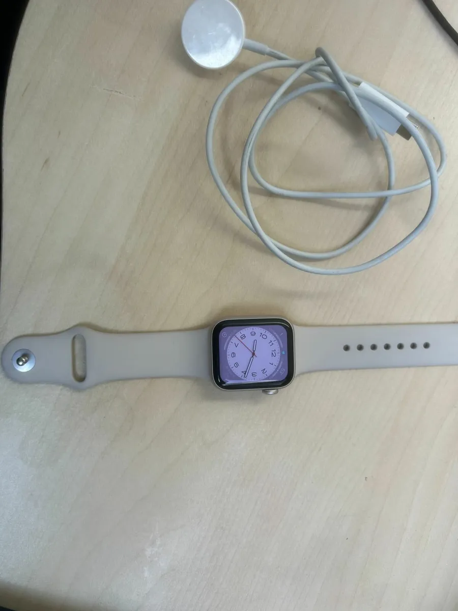 Apple Watch SE 40mm Aluminium + Charger - Image 2