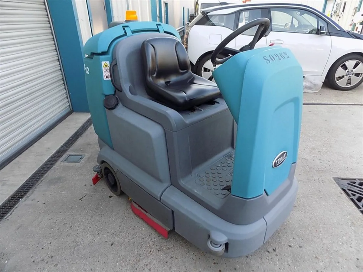 TENNANT T12 INDUSTRIAL RIDE ON FLOOR SCRUBBERS - Image 3