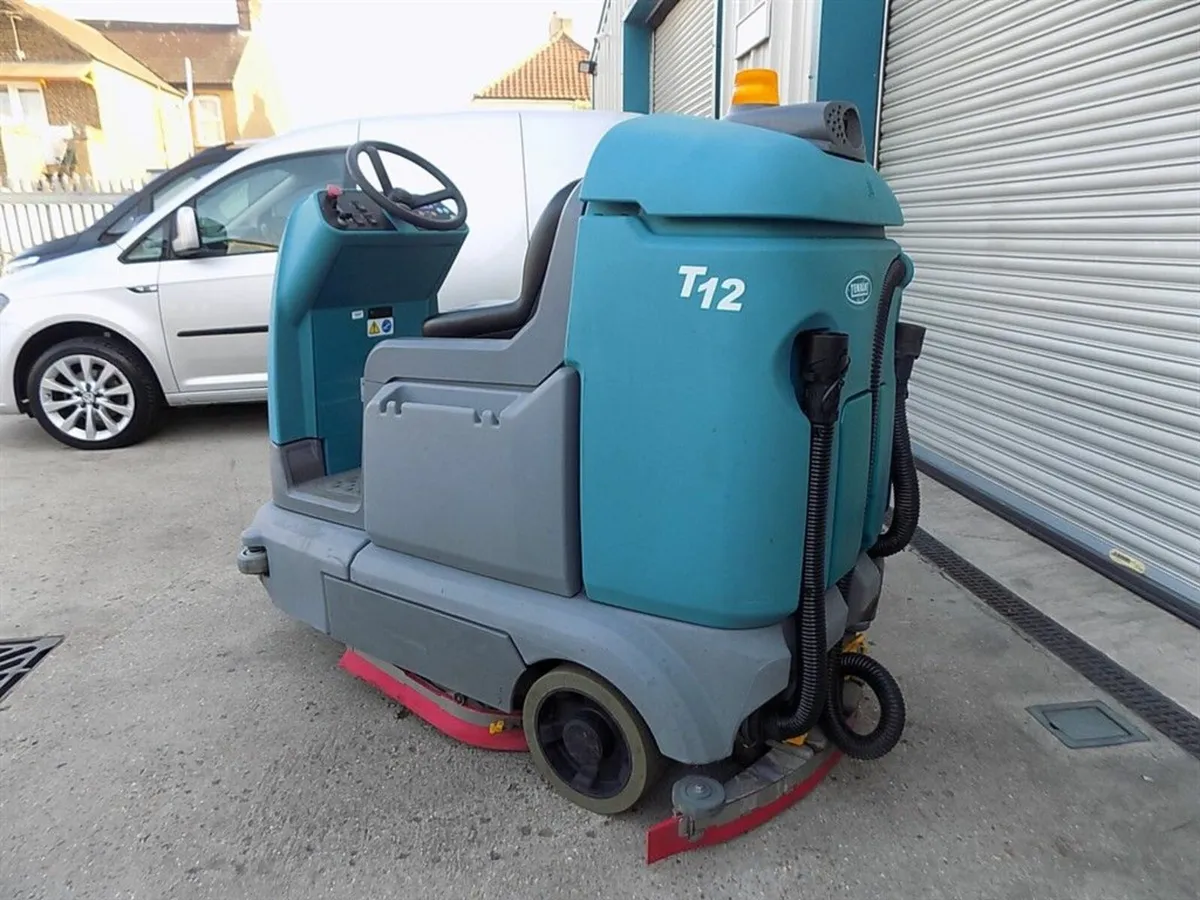 TENNANT T12 INDUSTRIAL RIDE ON FLOOR SCRUBBERS - Image 4