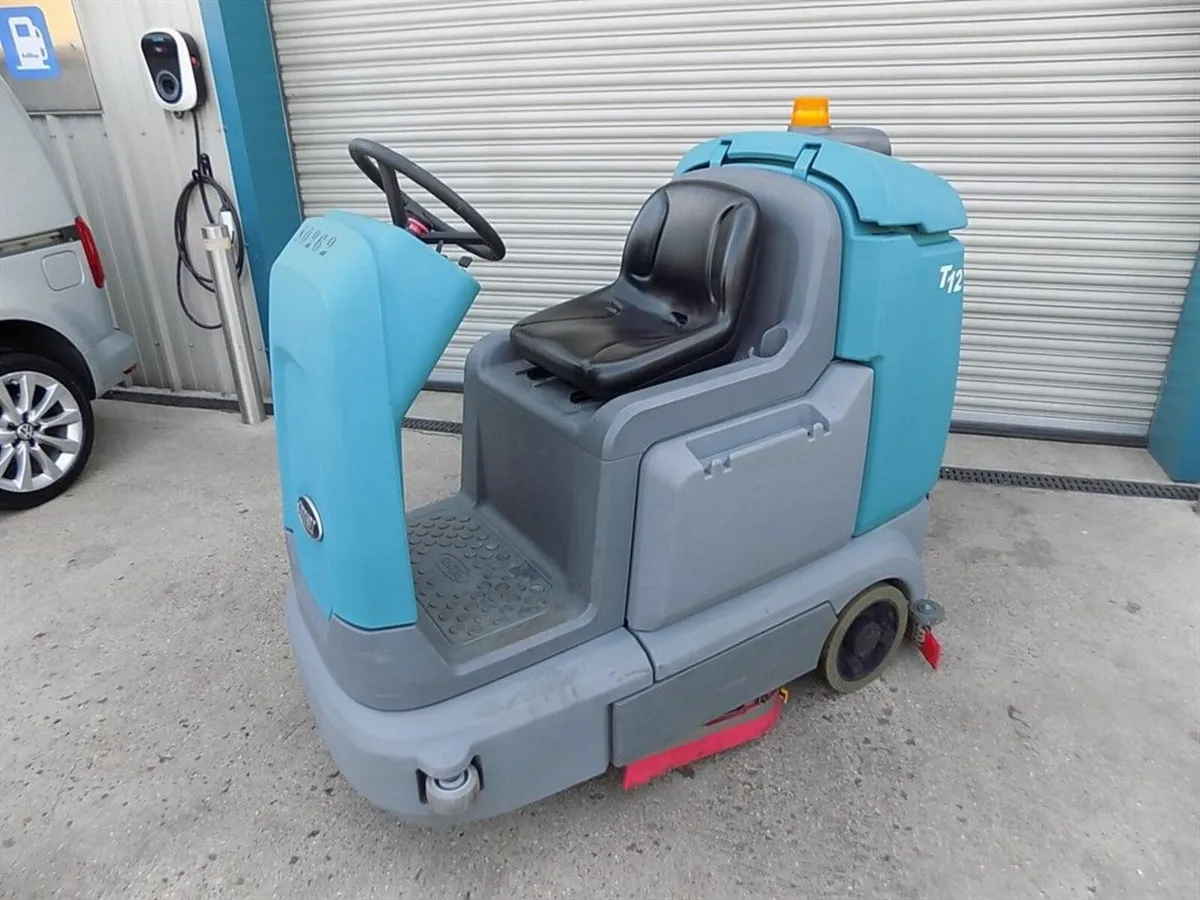 TENNANT T12 INDUSTRIAL RIDE ON FLOOR SCRUBBERS - Image 2
