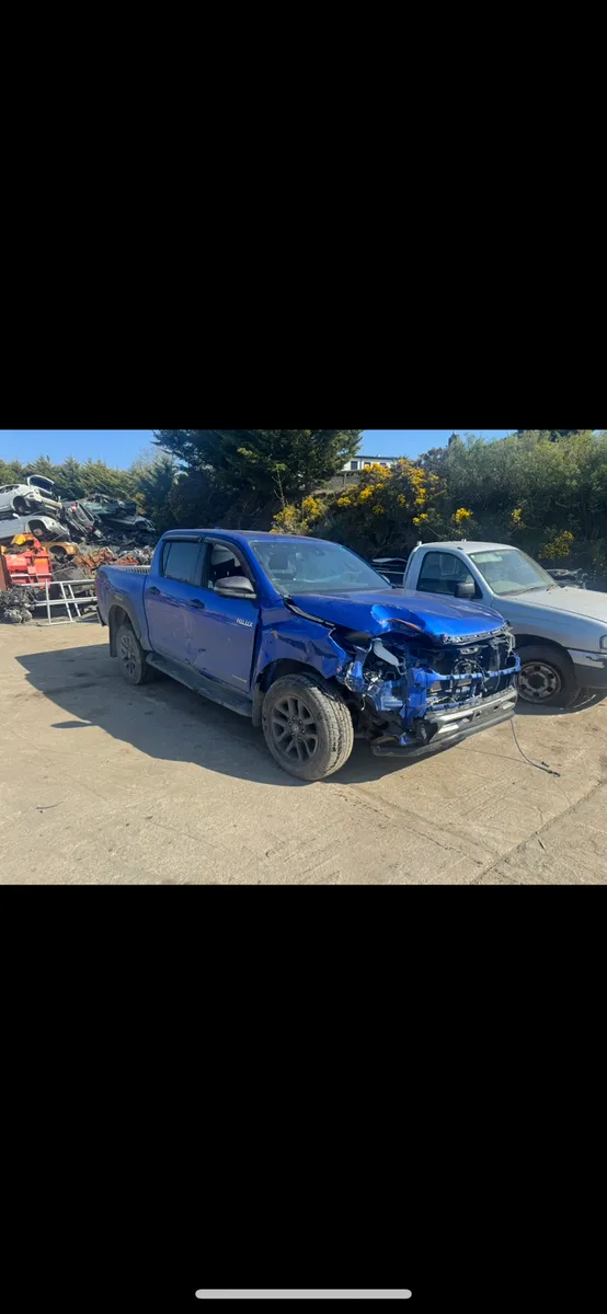 Breaking 2023 Toyota hi-lux 2.8 invincible X - Image 2