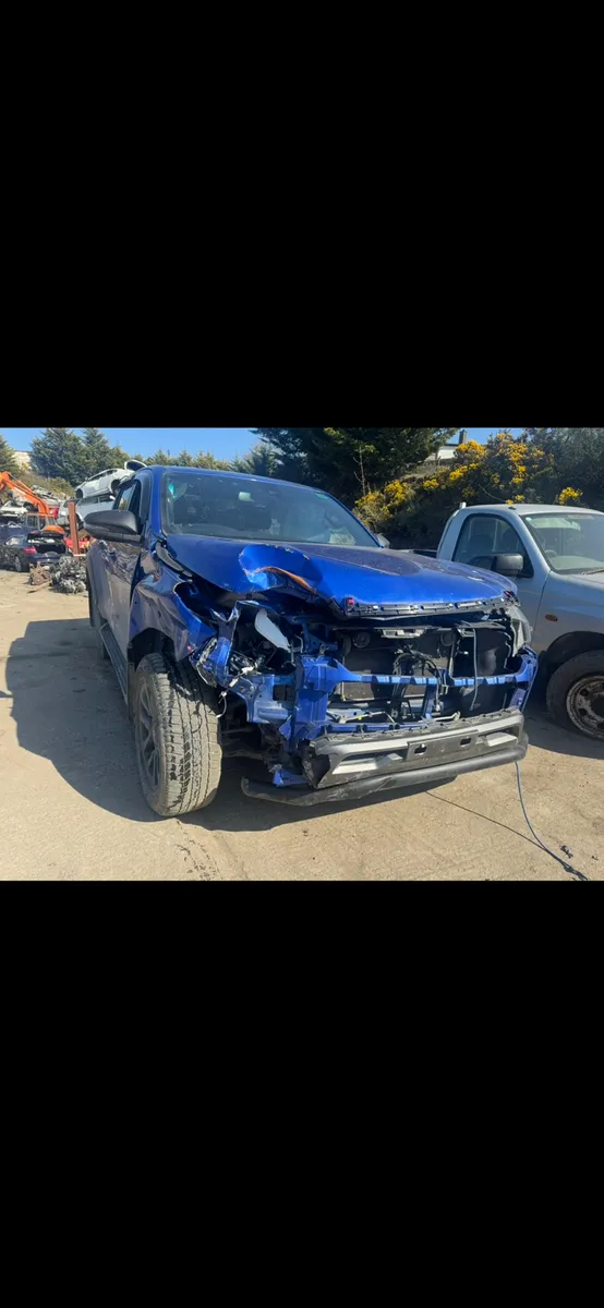Breaking 2023 Toyota hi-lux 2.8 invincible X - Image 3