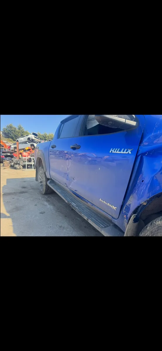 Breaking 2023 Toyota hi-lux 2.8 invincible X - Image 4