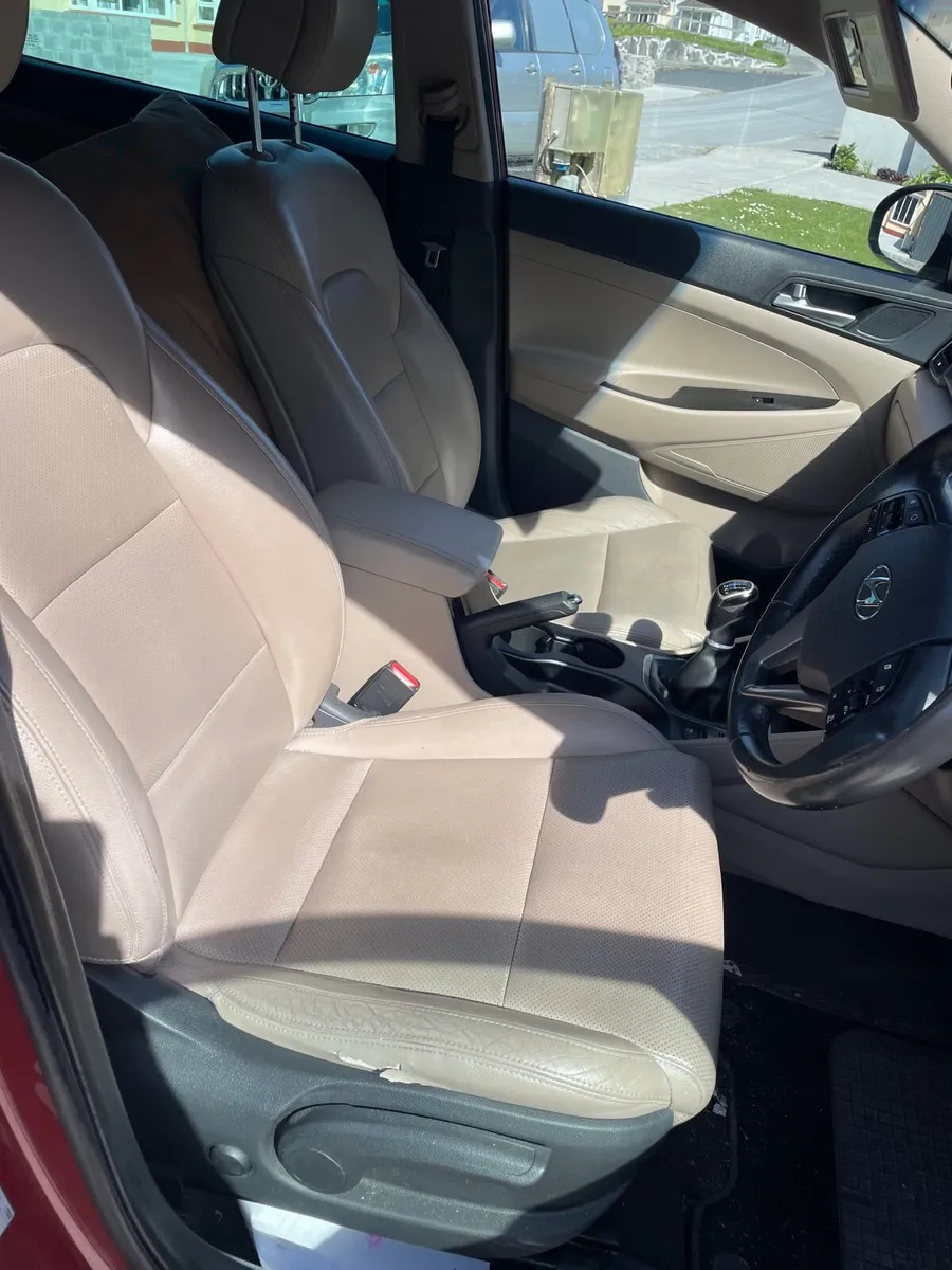 Hyundai Tucson executive SE highest spec - Image 4