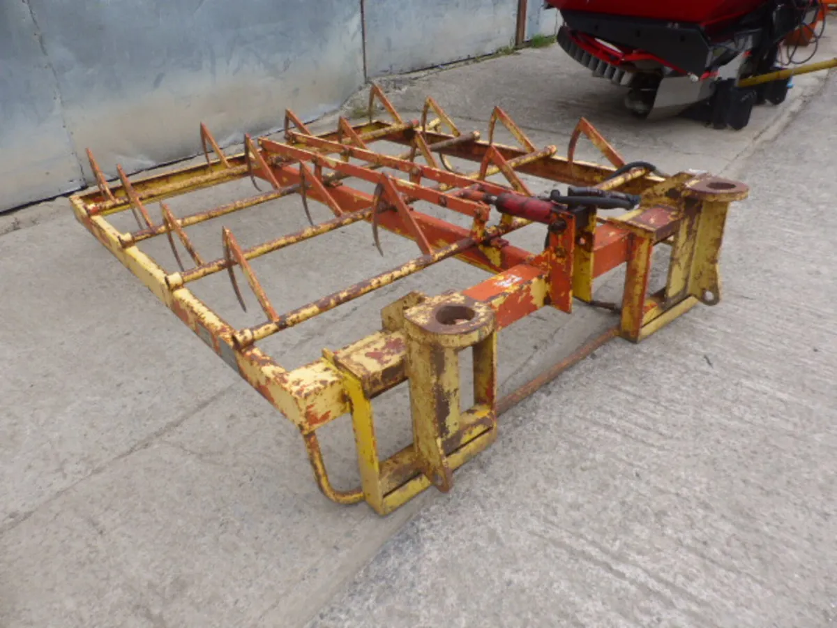 Flat 8 Bale Grab - Image 3