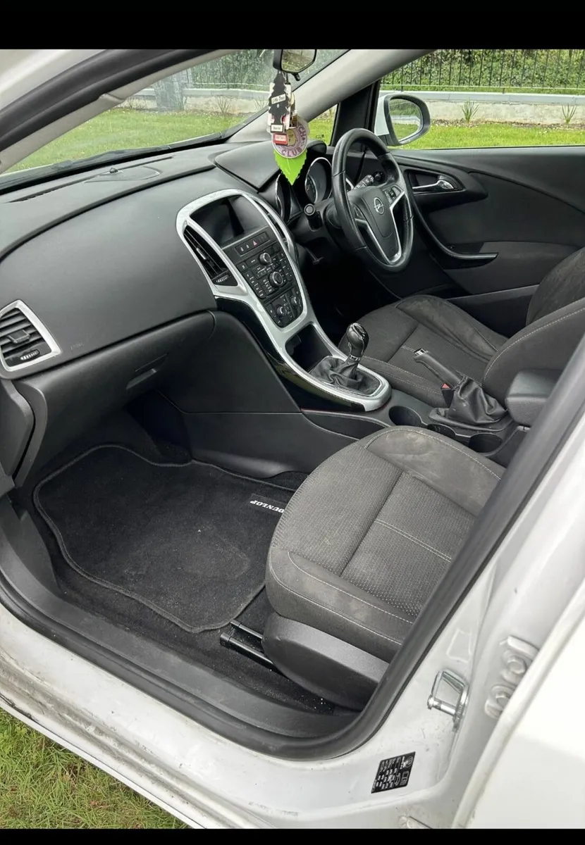 Opel Astra 2015 - Image 2