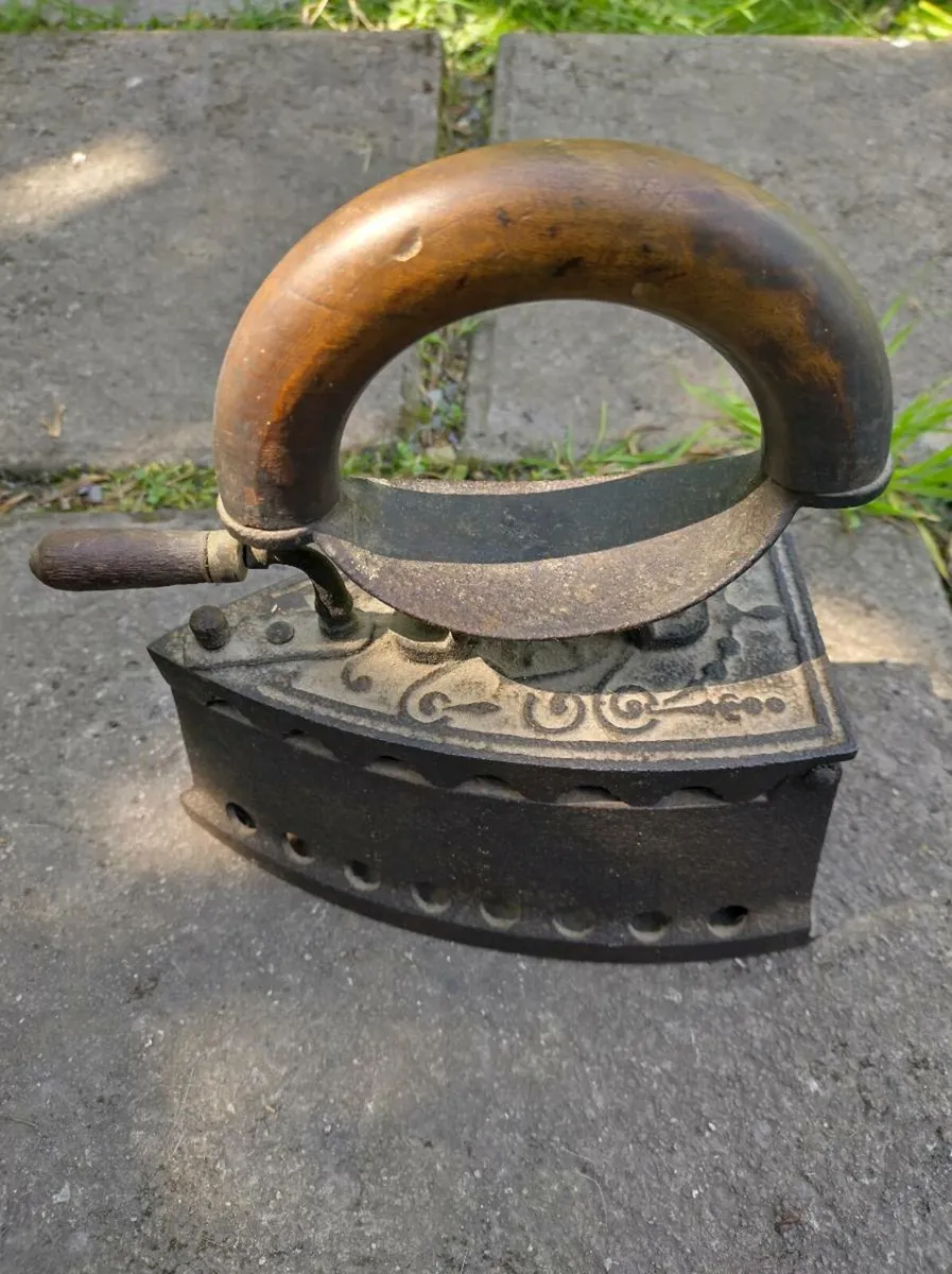 Antique heavy Clothes Iron - Image 1
