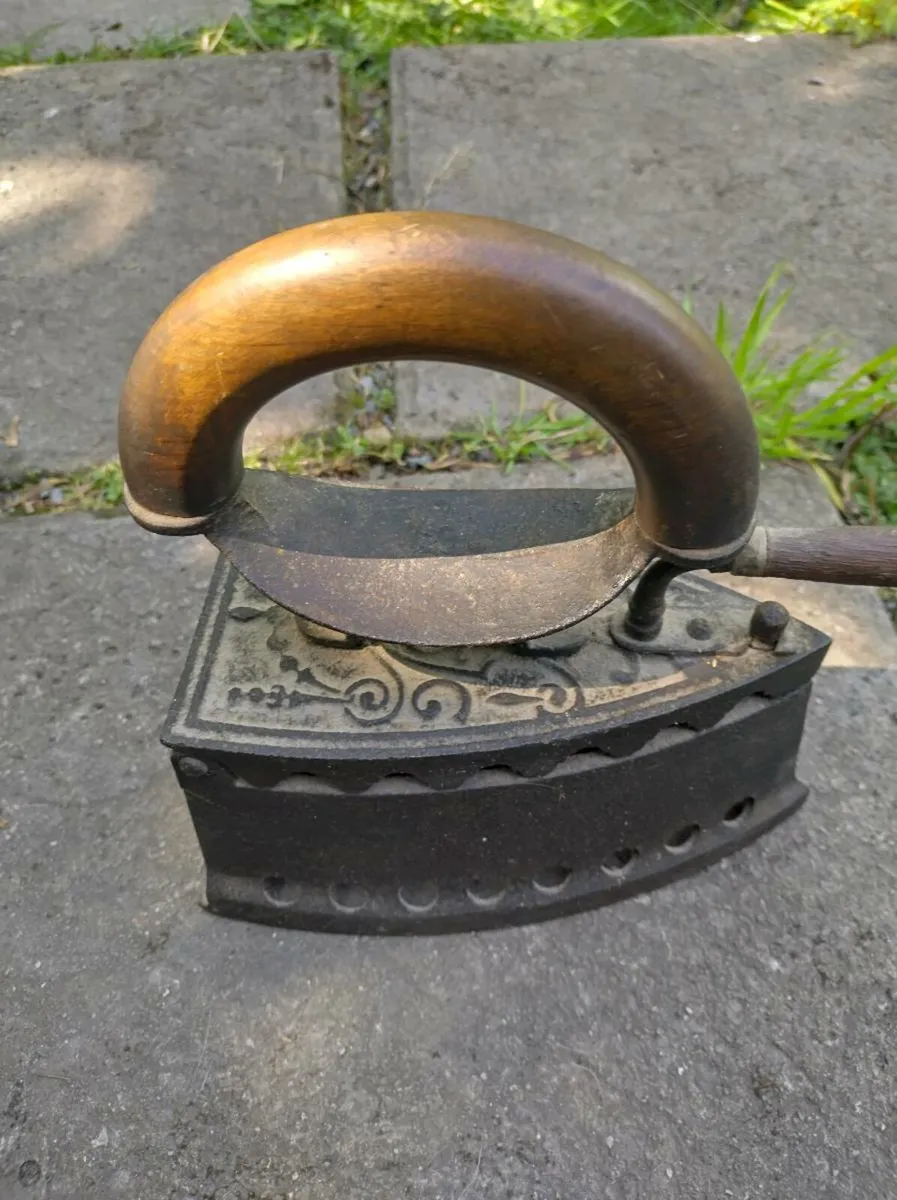 Antique heavy Clothes Iron - Image 2