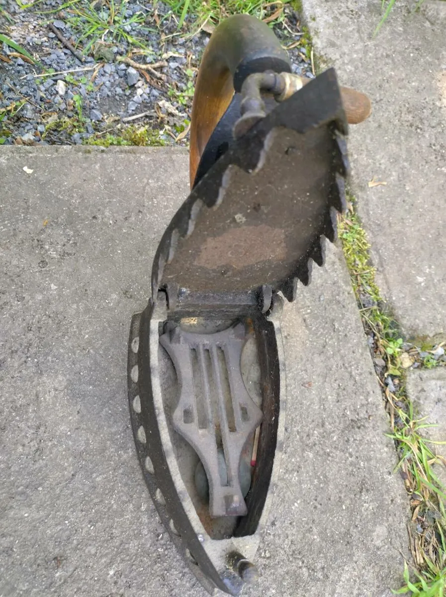 Antique heavy Clothes Iron - Image 3