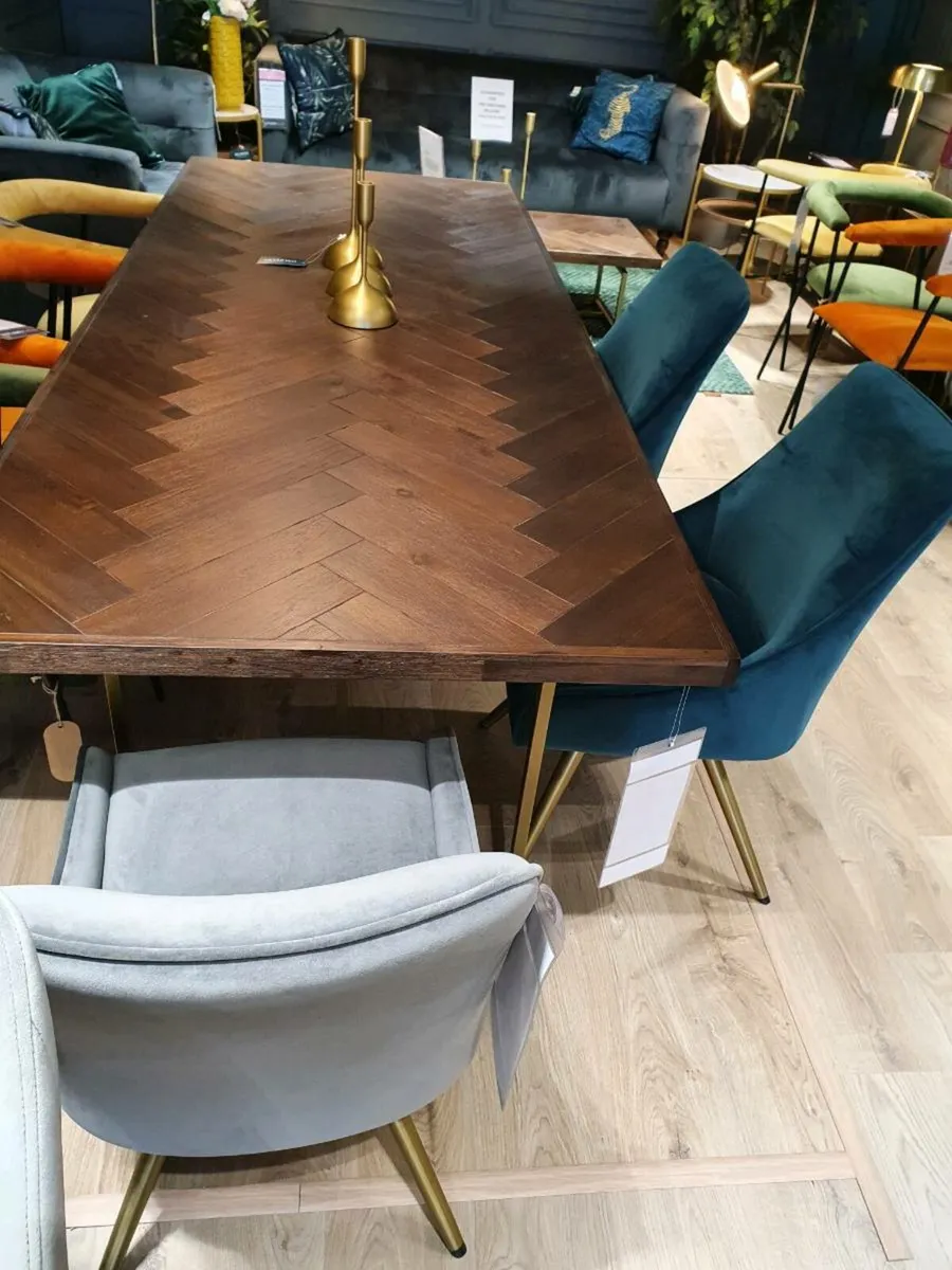 Dinning table + velvet chairs - Image 2