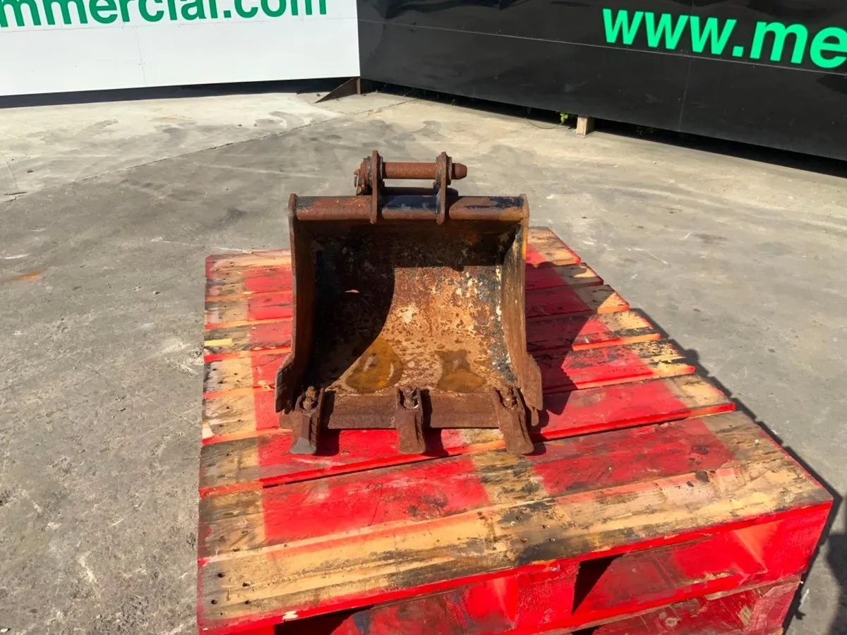 18" JCB DIGGING BUCKET.......30mm PINS........624 - Image 3