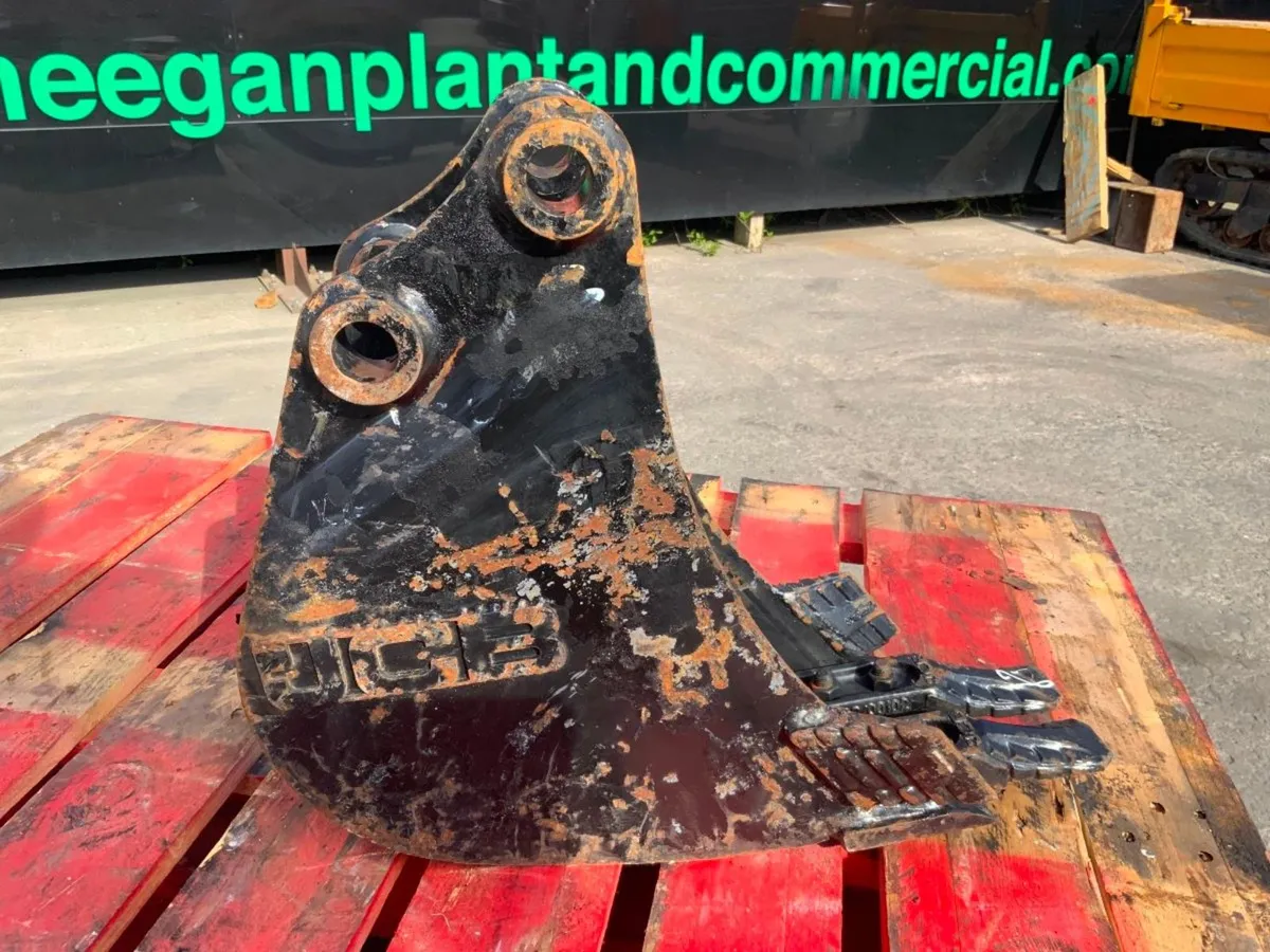 6" JCB DIGGING BUCKET....30mm PINS.......625-6. - Image 2