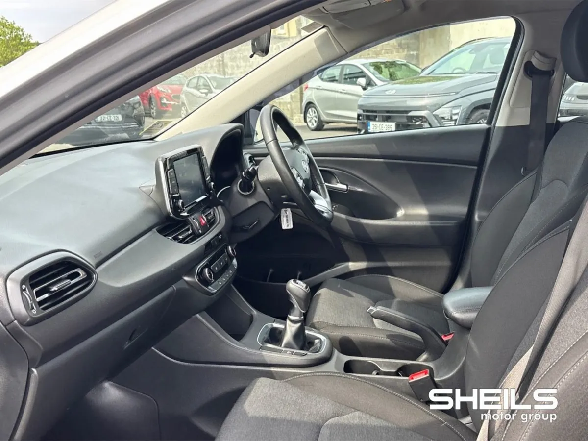 Hyundai i30 Petrol Deluxe Turbo - Image 4