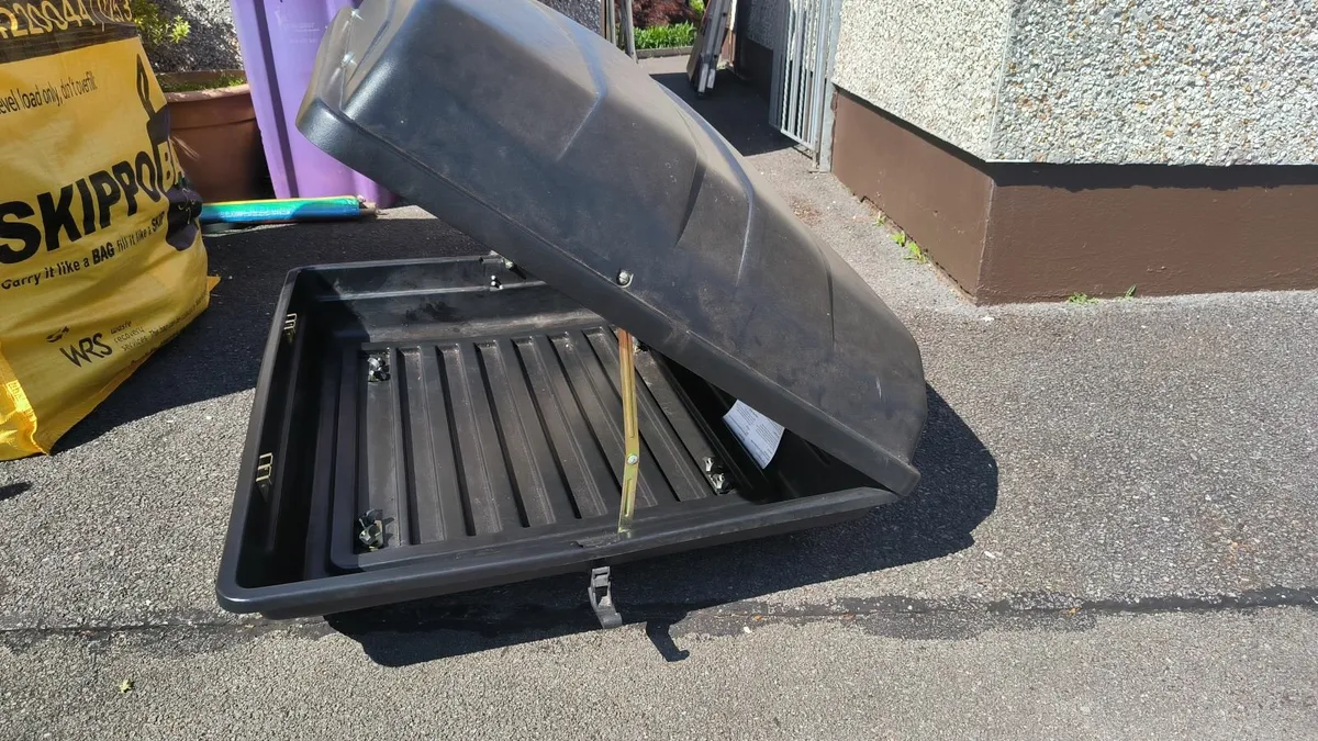 Car roofbox - Image 1