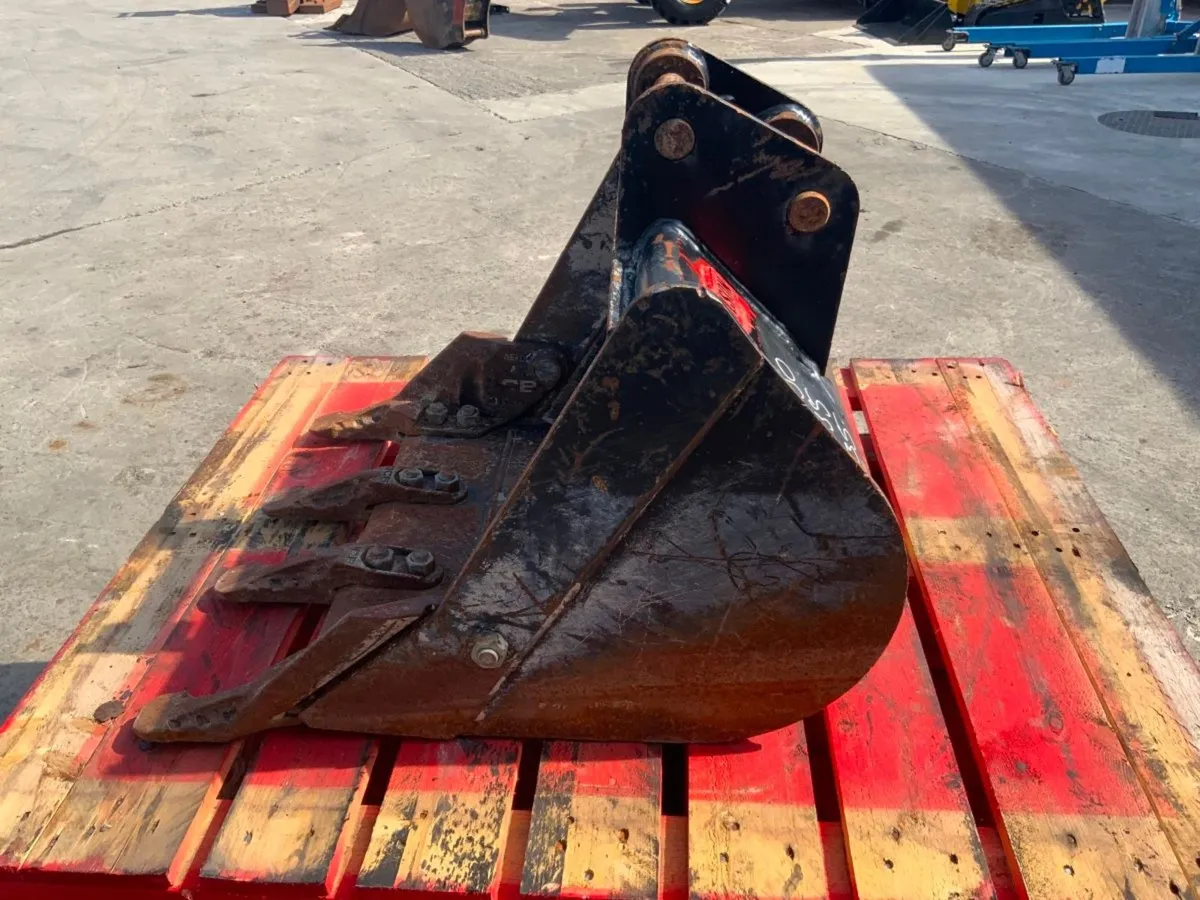 24" JCB 3CX DIGGING BUCKET.....45mm PINS......594 - Image 4