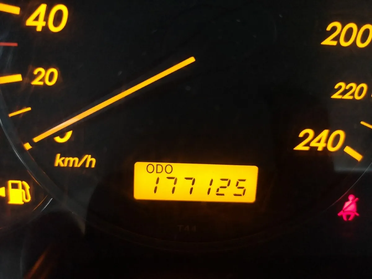 Toyota Avensis 2009 - Image 2