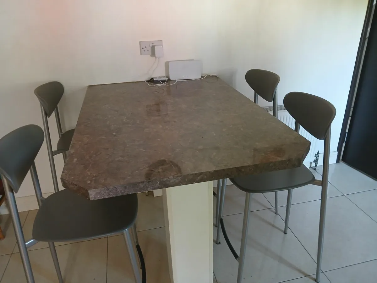 Breakfastcounter and 4 chairs - Image 2