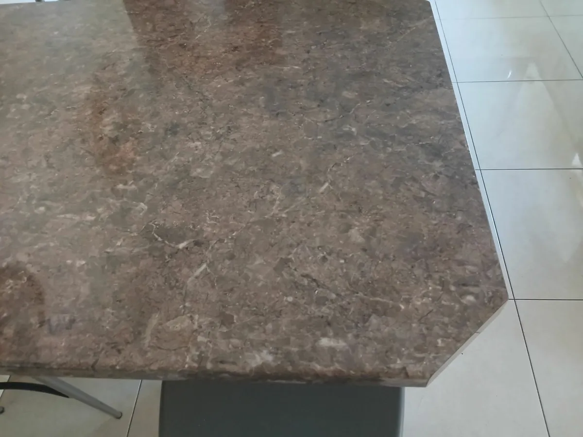 Breakfastcounter and 4 chairs - Image 3
