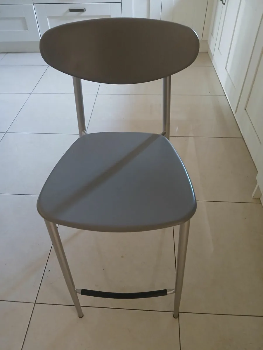 Breakfastcounter and 4 chairs - Image 4