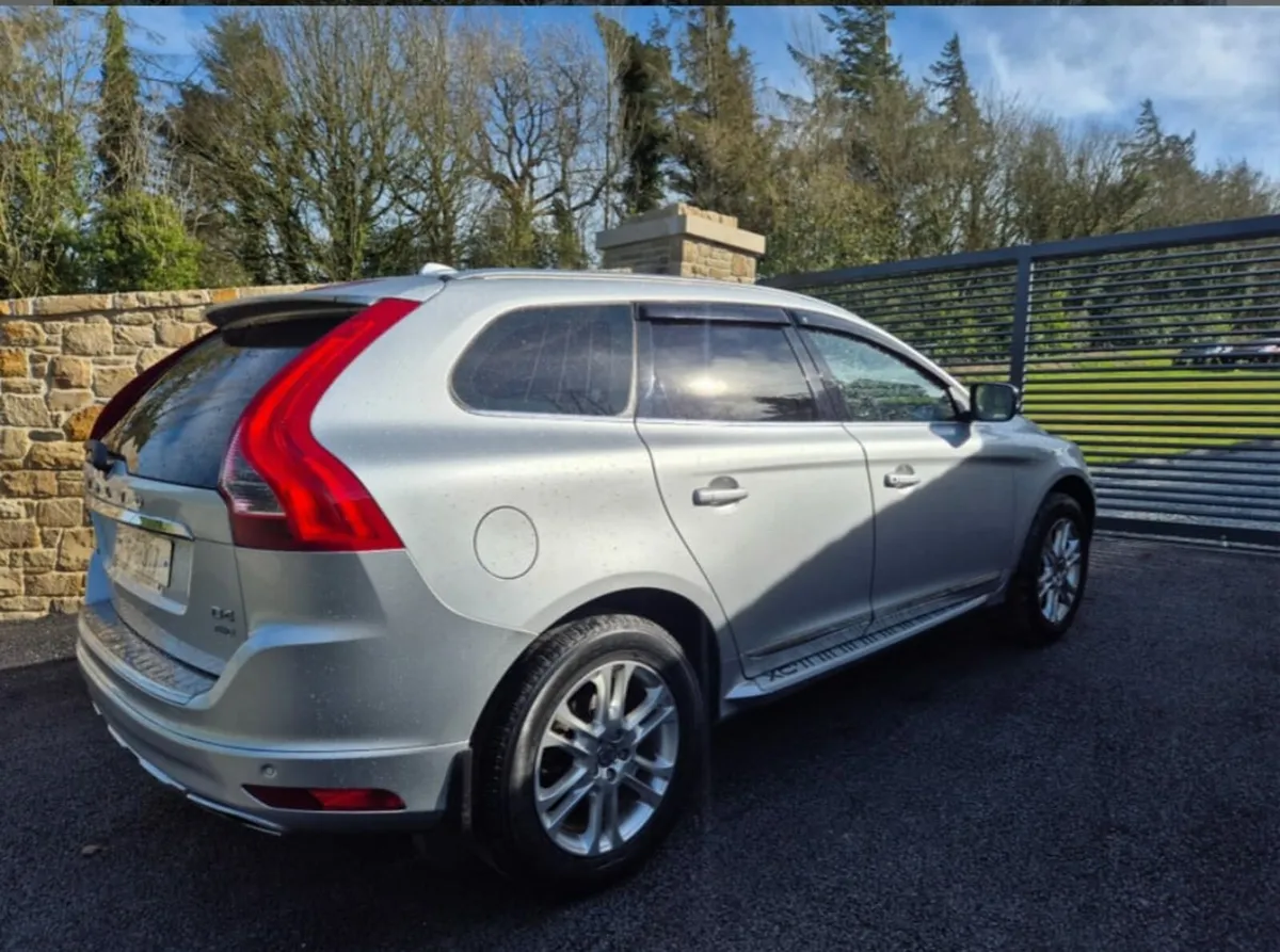 2014 VOLVO XC60 2.4 LUXURY - Image 4