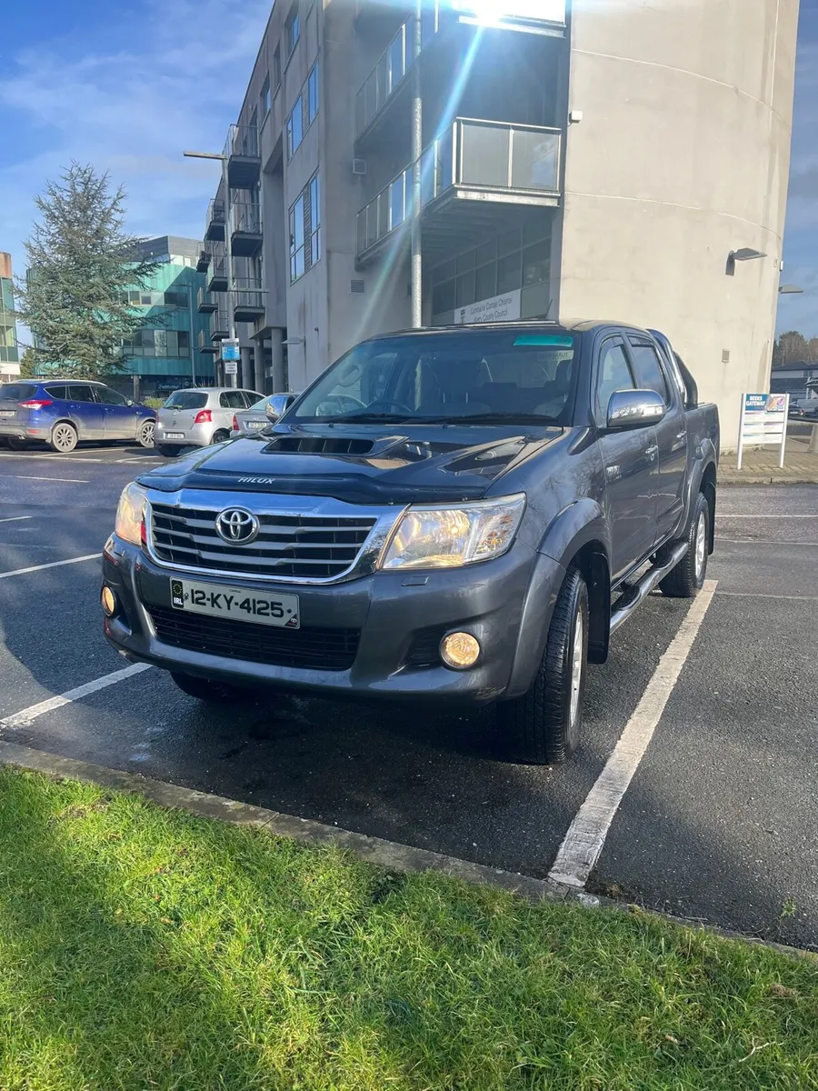 Toyota Hilux Invincible Auto - Image 2