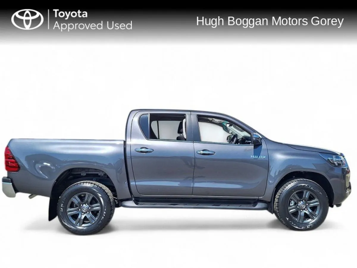 Toyota HiLux 2.8 SR5 Manual - Image 3