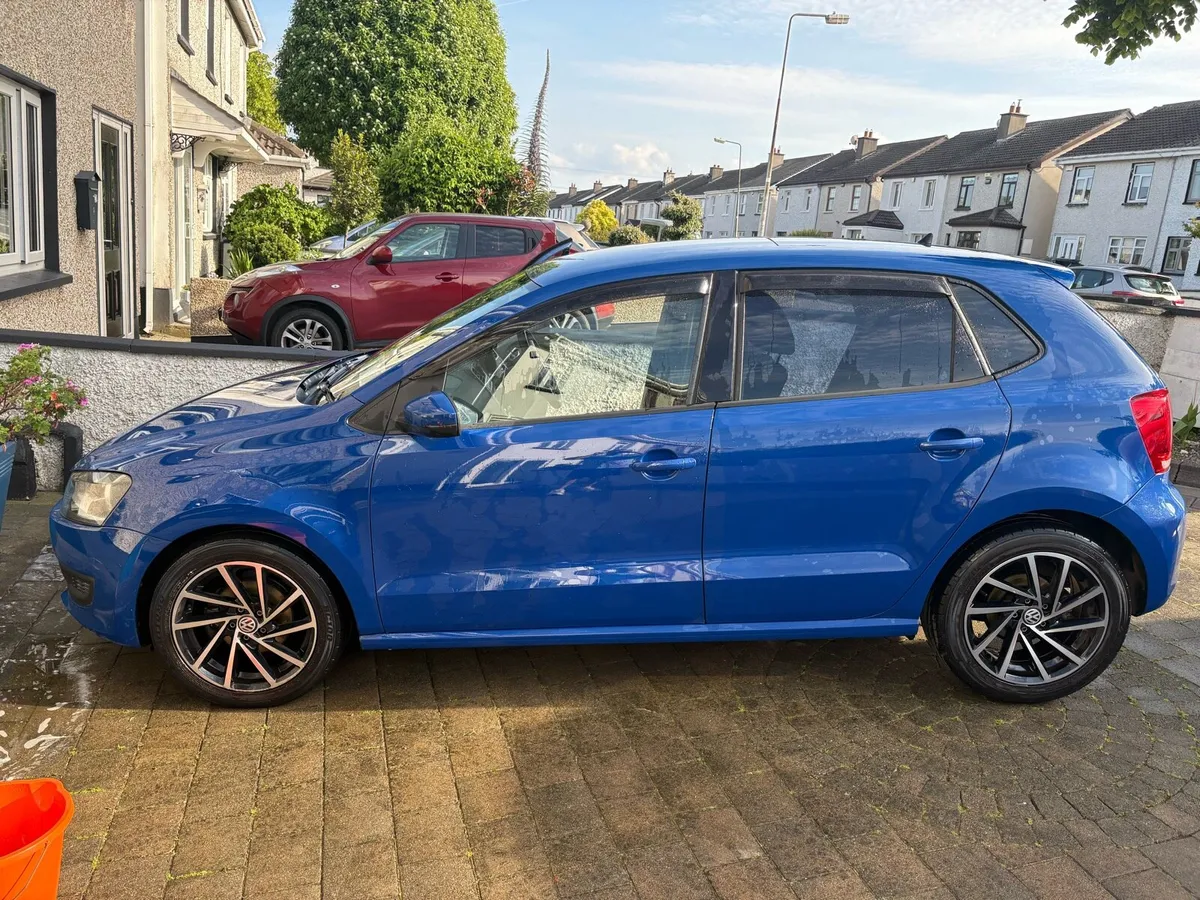12 VOLKSWAGEN POLO (AUTOMATIC) - Image 3