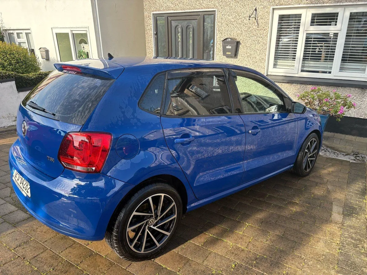 12 VOLKSWAGEN POLO (AUTOMATIC) - Image 2