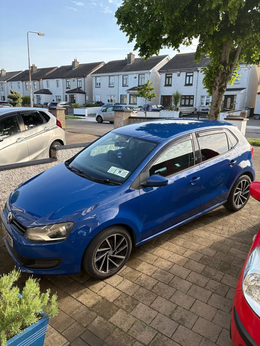 12 VOLKSWAGEN POLO (AUTOMATIC) - Image 1