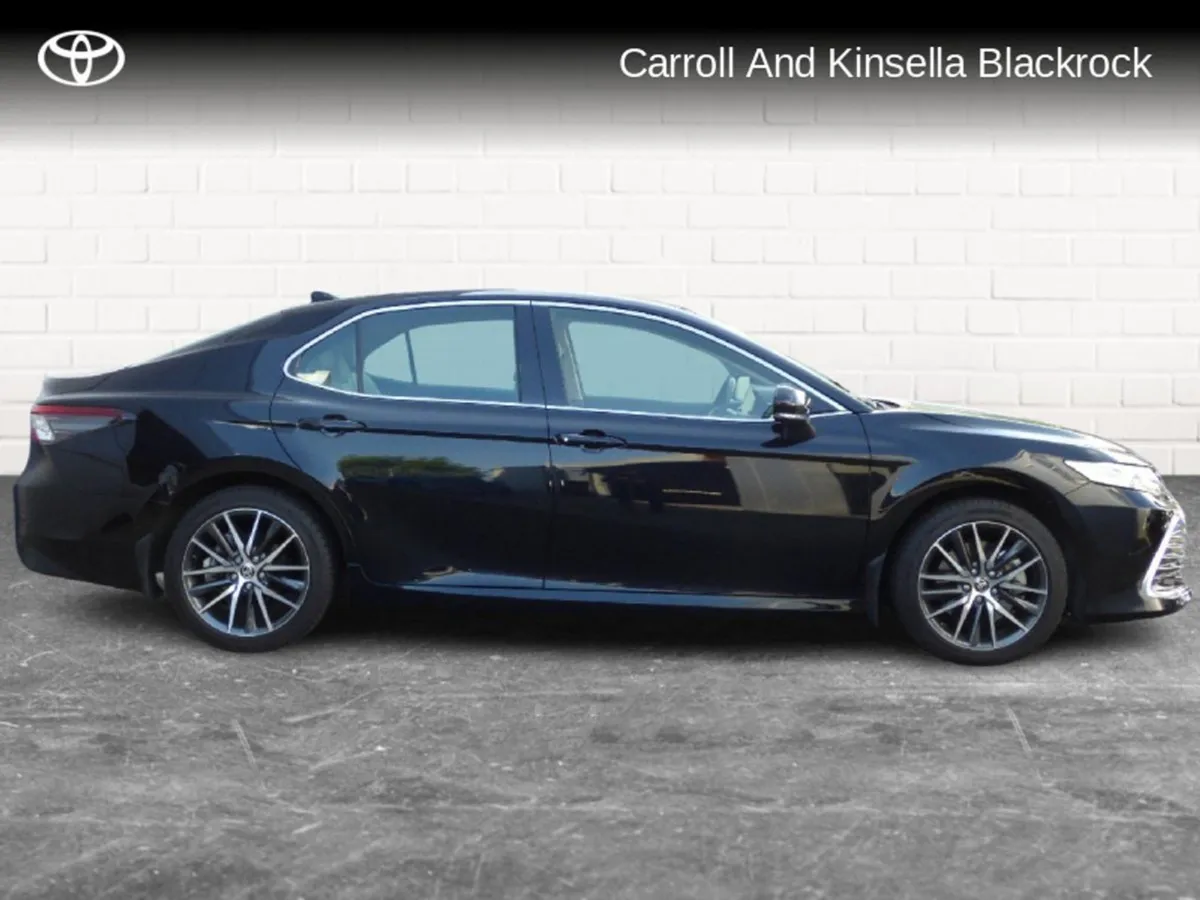 Toyota Camry Hybrid Platinum - Image 3