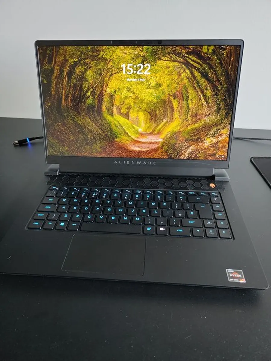 Alienware m15 R7 AMD + Official carrier case + Original box - Image 2