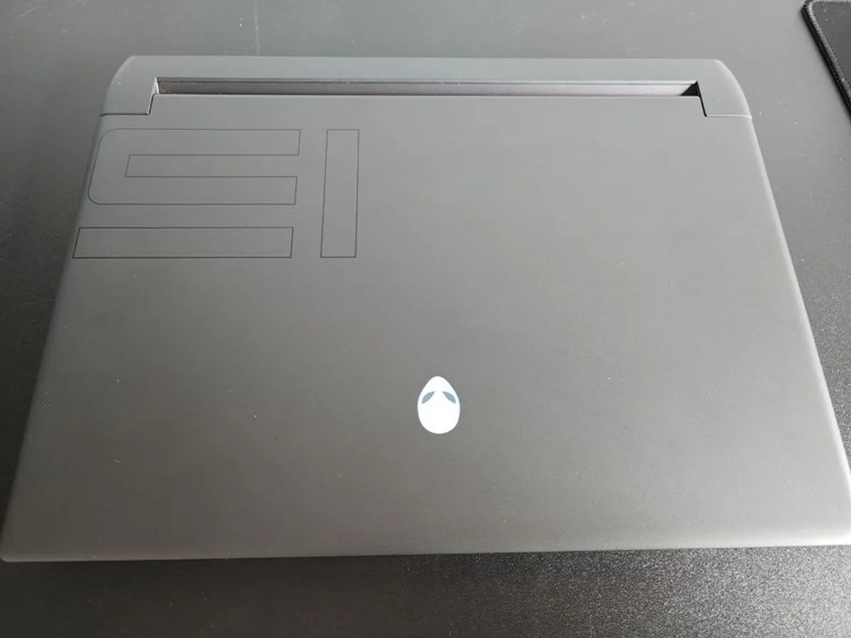Alienware m15 R7 AMD + Official carrier case + Original box - Image 4