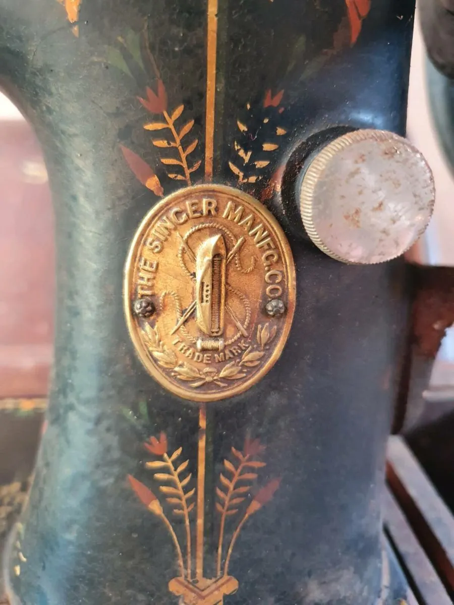 Antique sewing machine - Image 1