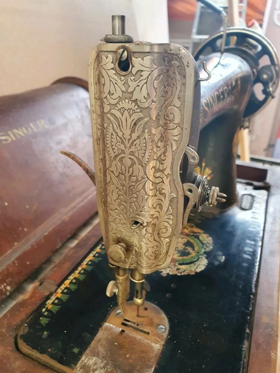 Antique sewing machine - Image 2