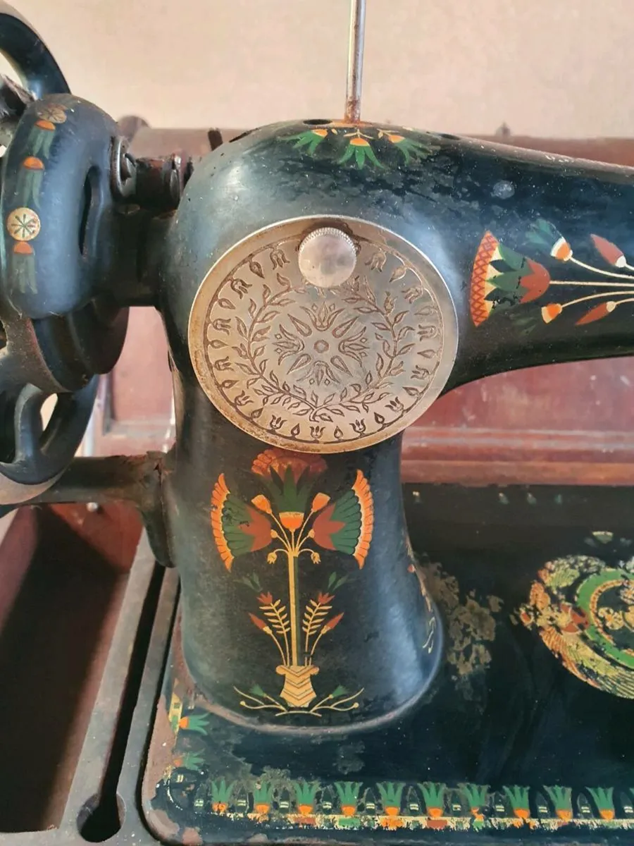 Antique sewing machine - Image 3