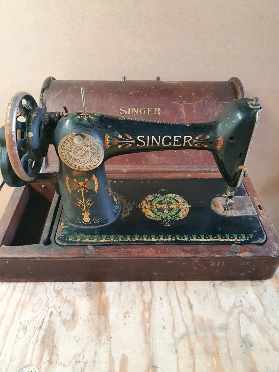 Antique sewing machine - Image 4