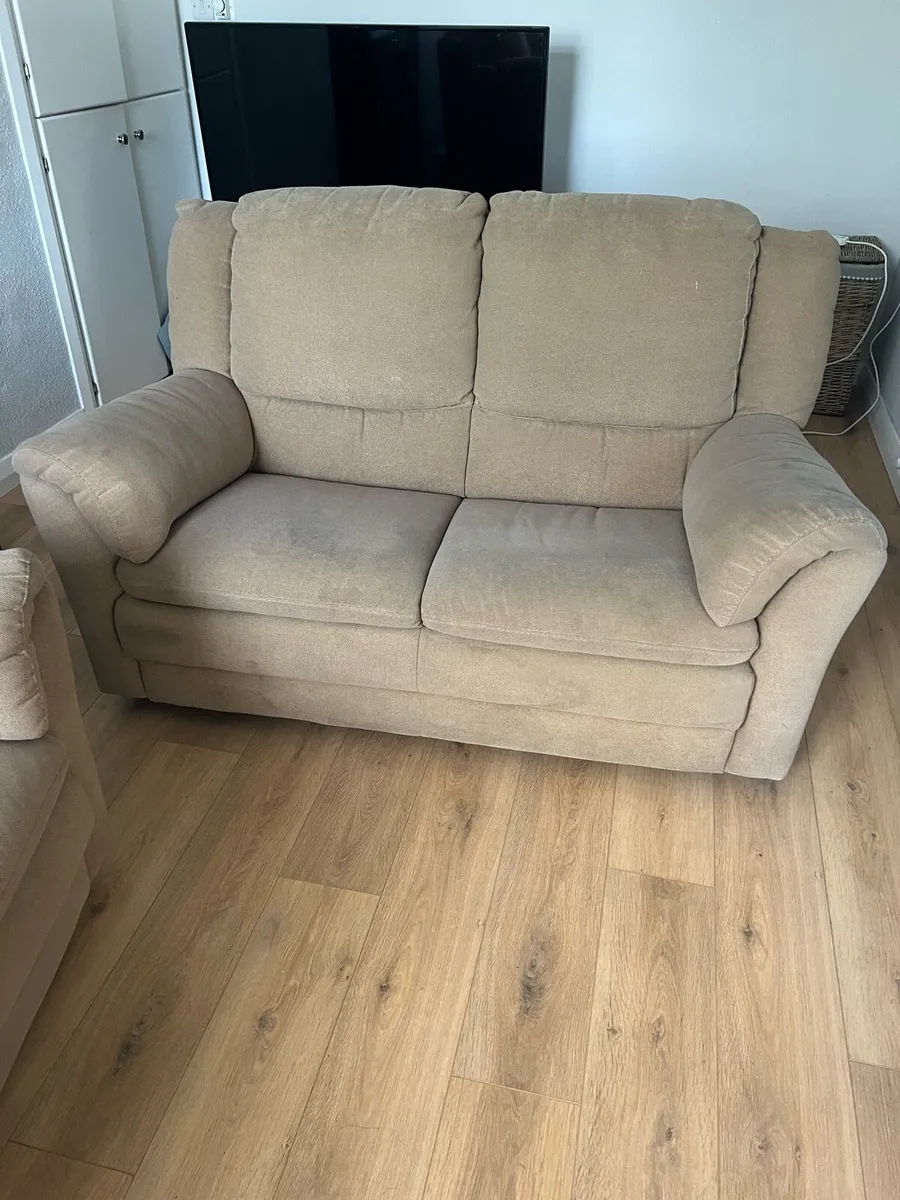 2 seater couch & 2 armchairs - Image 1