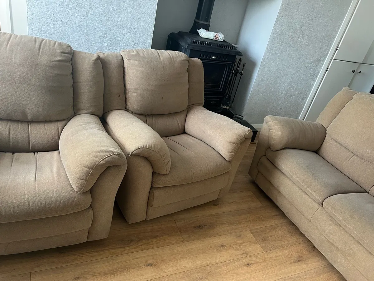 2 seater couch & 2 armchairs - Image 2
