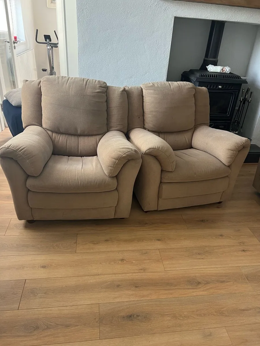 2 seater couch & 2 armchairs - Image 3