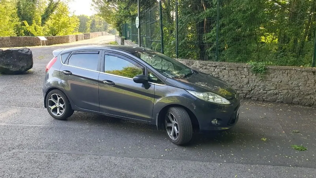 2009 Ford Fiesta - Image 2
