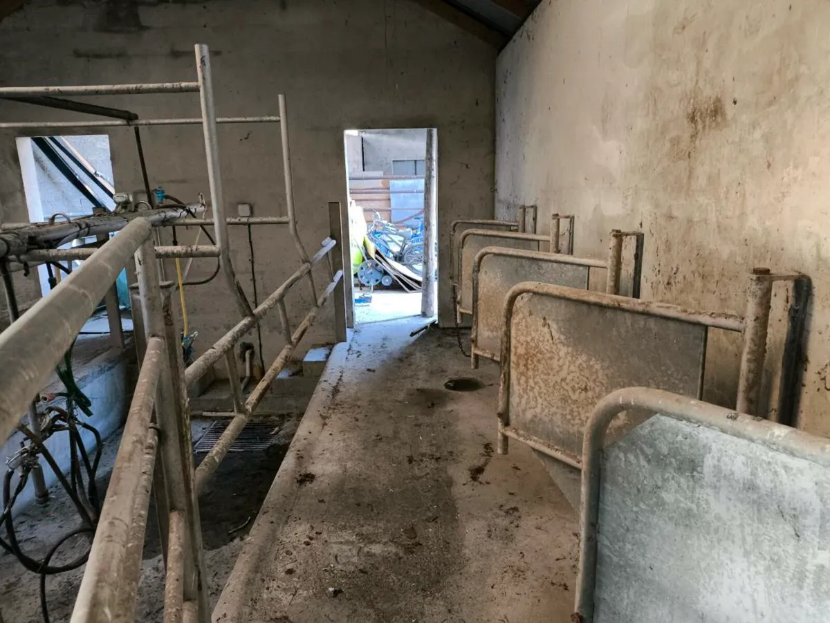 Milking parlour+vacuum pump - Image 1